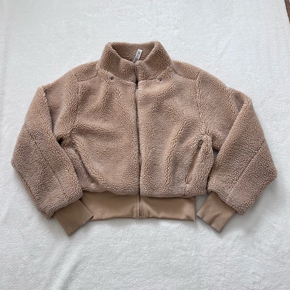 Alo Yoga Foxy Sherpa Jacket in Camel Size Small - Picture 3 of 12